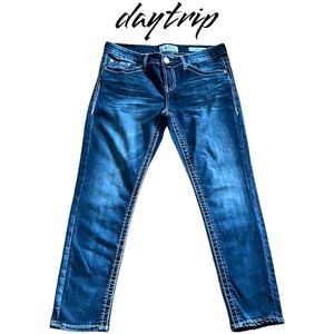 daytrip by Buckle Lynx Jeans Size 28